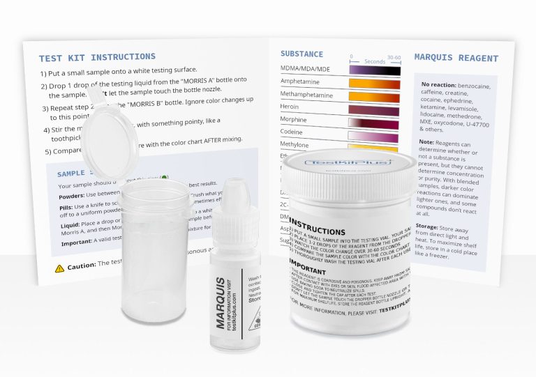 Un kit de test de drogue montrant une bouteille de réactif Marquis, des instructions, un flacon et un bocal de stockage.